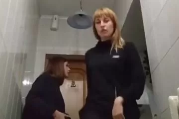 Русские учительницы писают в школьном туалете