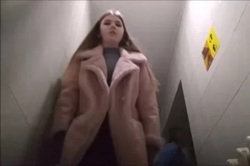 Девки писают в женском туалете