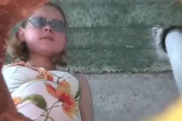 Беременная девушка писает. Туалет крупным планом снизу