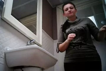 Женщина долго писает в унитаз общественного туалета