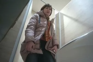 Женщина захотела писать и зашла в кабинку туалета